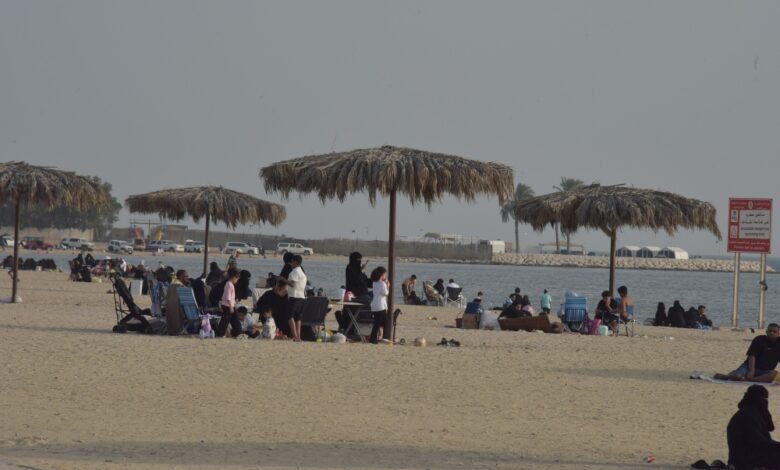 «شاور-مجاني»-وزيادة-المظلات-والمطاعم.-مقترحات-زوار-شاطئ-نصف-القمر-للتطوير