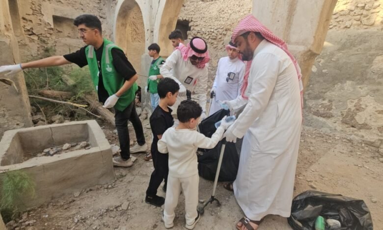 بمشاركة-«80»-متطوعًا.-مبادرة-«تراث-الديرة»-تزيل-الملوثات-البصرية-من-تاروت