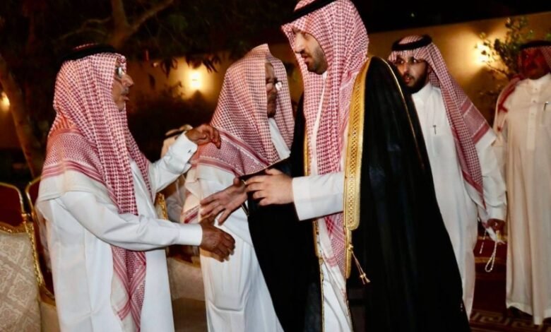 آل-الشيخ-يستقبلون-المواسين-في-وفاة-فقيدهم