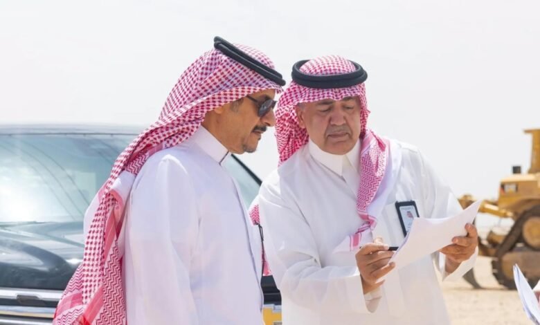 محافظ-حفر-الباطن-يتفقد-مشروع-تطوير-طريق-(حفر-الباطن-–-رفحاء)