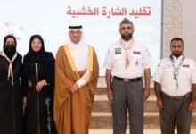 محافظ-الأحساء-يقلد-أول-قائدة-كشفية-في-الشرقية-الشارة-الخشبية