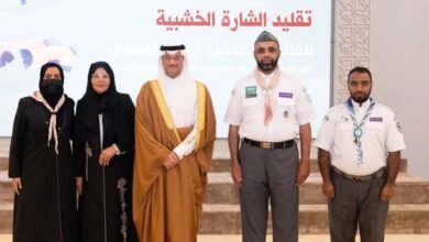 محافظ-الأحساء-يقلد-أول-قائدة-كشفية-في-الشرقية-الشارة-الخشبية