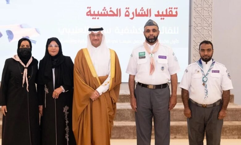 محافظ-الأحساء-يقلد-أول-قائدة-كشفية-في-الشرقية-الشارة-الخشبية