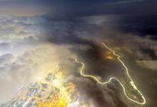 مساء-أبها.-الضباب-والغيوم-تصنع-لوحة-مبهرة-على-قمم-المرتفعات