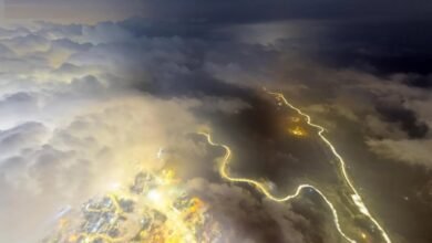 مساء-أبها.-الضباب-والغيوم-تصنع-لوحة-مبهرة-على-قمم-المرتفعات