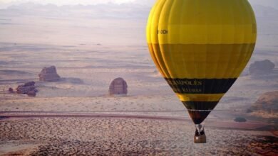 رحلات-المنطاد-في-العُلا.-تجربة-تتجاوز-الترفيه-إلى-استكشاف-الطبيعة