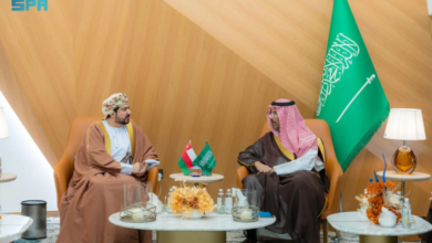 وزير-الصناعة-يبحث-تعزيز-التعاون-الصناعي-مع-سلطنة-عُمان