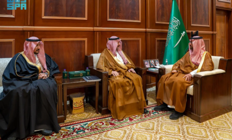 فيصل-بن-فهد-يطلع-على-أنشطة-وبرامج-غرفة-حائل