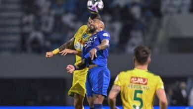 الهلال-يضغط-على-صدارة-النصر-بثنائية-الخليج