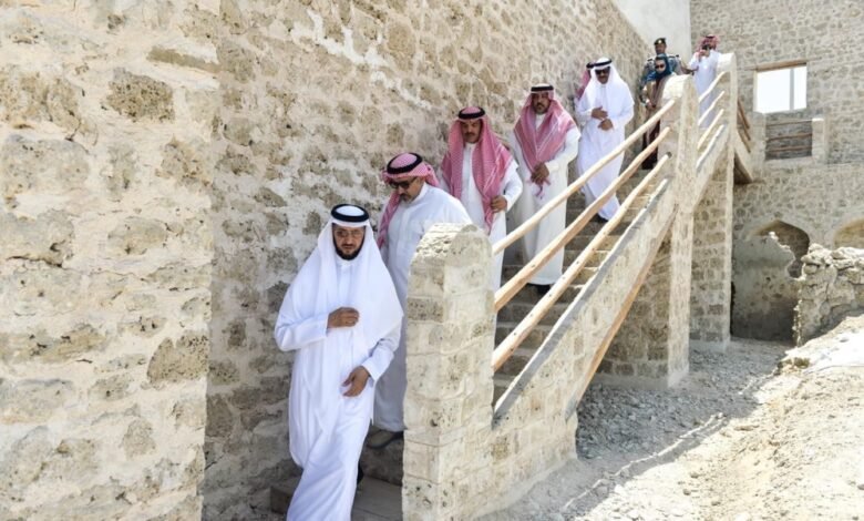محافظ-القطيف-يتفقد-مشاريع-التطوير-والترميم-بجزيرة-دارين-وتاروت