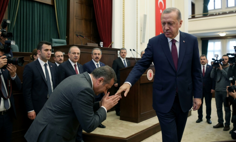 الرئيس-أردوغان-يُحرج-نائب-تركي-ويسحب-يده-بقوة-رافضاً-تقبيلها-أمام-الكاميرات!