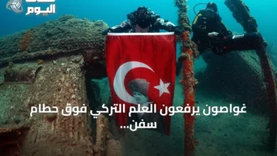غواصون-يرفعون-العلم-التركي-فوق-حطام-سفن-الحرب-العالمية-الأولى-في-حديقة-غاليبولي-تحت-الماء